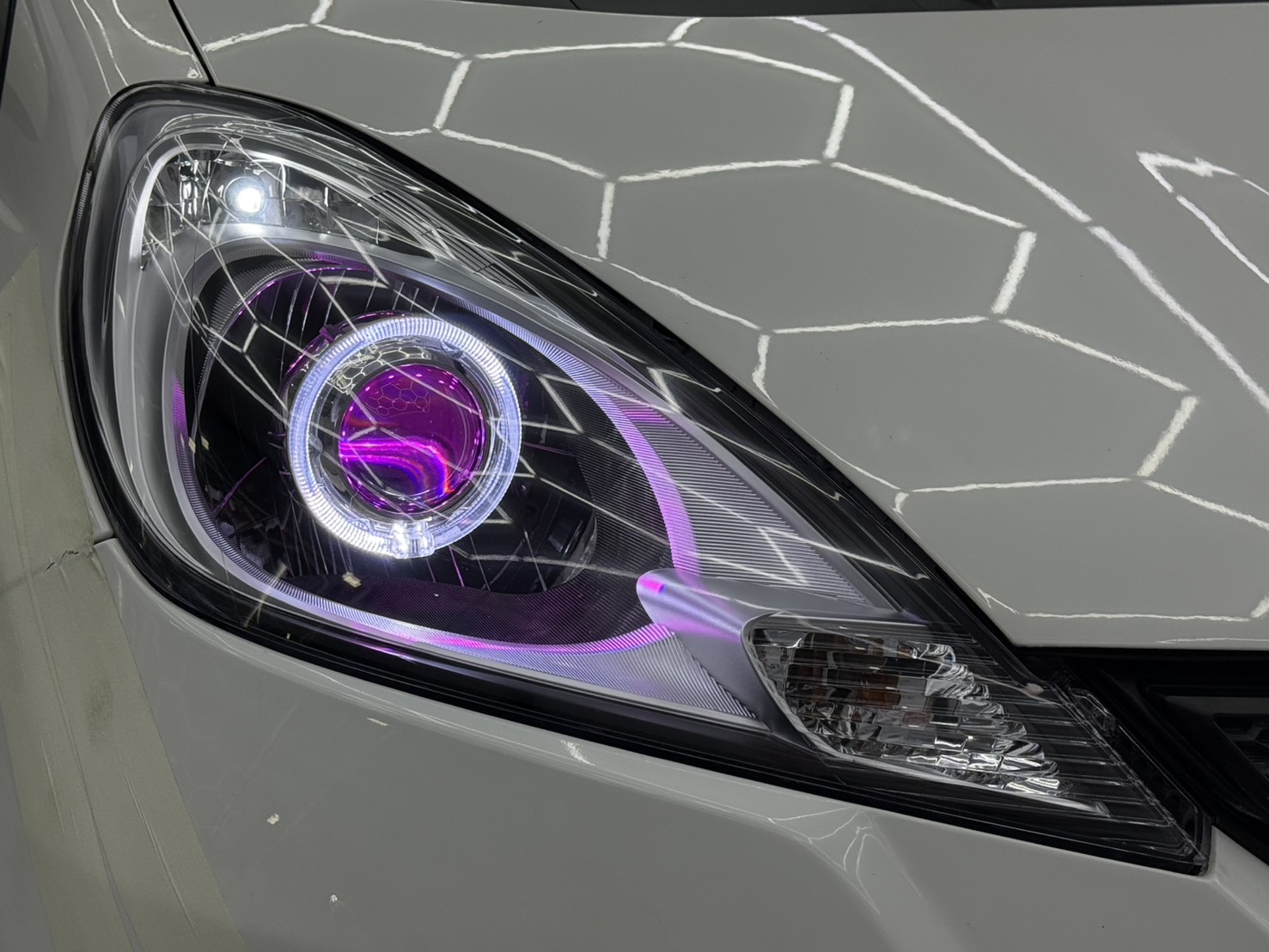 🚗 คัมภีร์ฉบับสมบูรณ์: การเลือกซื้อและติดตั้งไฟโปรเจคเตอร์รถยนต์ LED (Bi-LED) ปี 2026